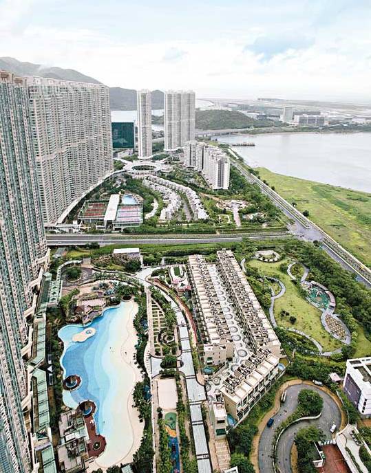 有四大私人住宅屋苑,当中以蓝天海岸的单位间隔最多